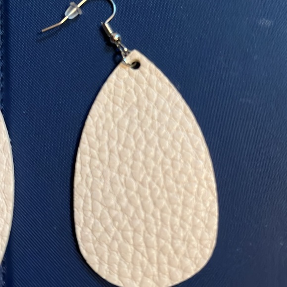 Earrings, leather, very lightweight - Picture 3 of 3